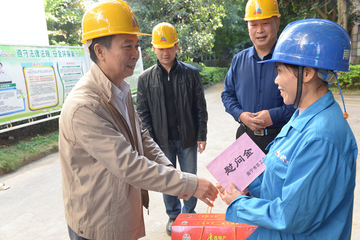 南宁市总工会开展新春送温暖活动